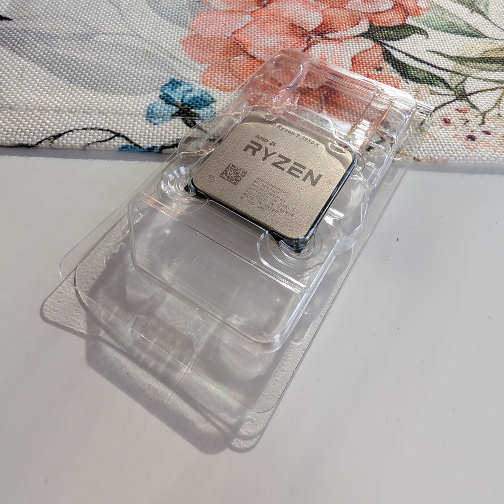 AMD Ryzen 9 3950X CPU - Picture 5 of 6